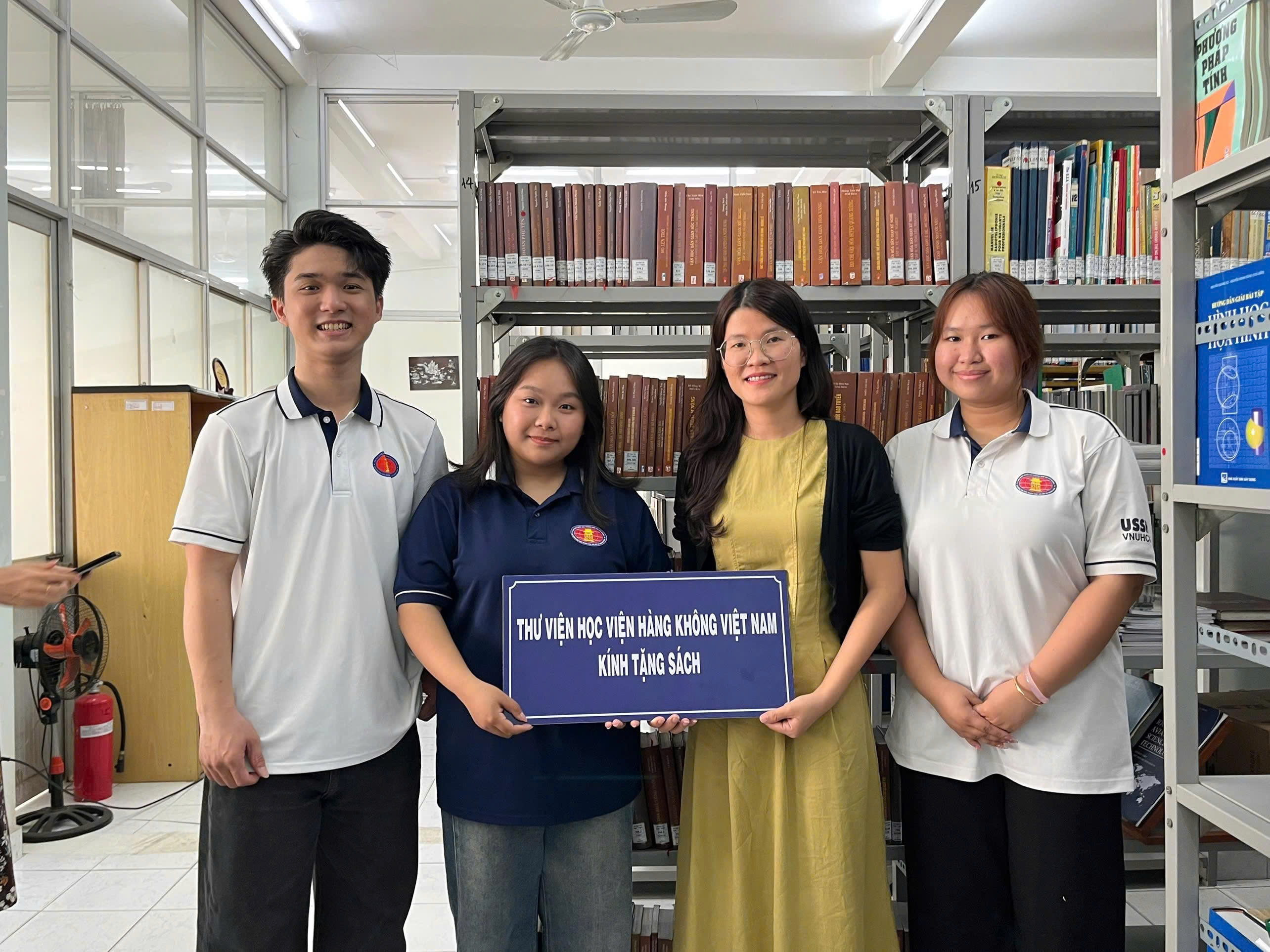 THƯ VIỆN HỌC VIỆN HÀNG KHÔNG VIỆT NAM TẶNG SÁCH CHO CÁC TRƯỜNG HỌC